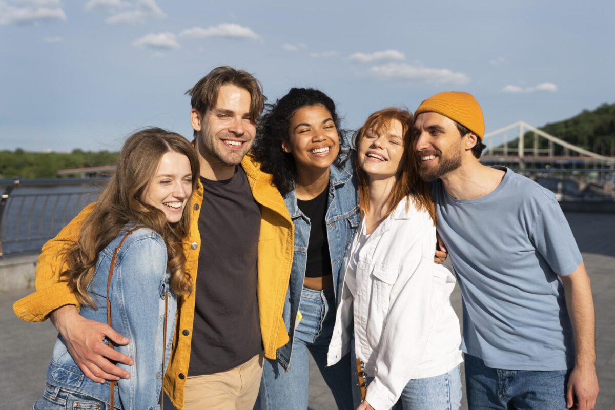 medium-shot-happy-friends-outside